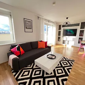 Penthouse Near Station With Free Parking , Wiedeń Austria